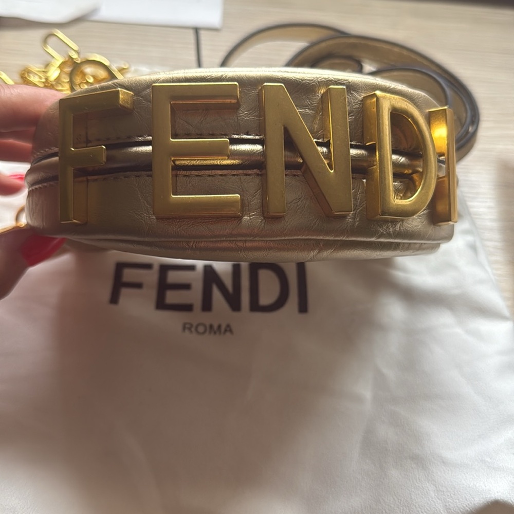 Fashion inspired Gold Women's Bag with detached straps - Picture 4 of 7
